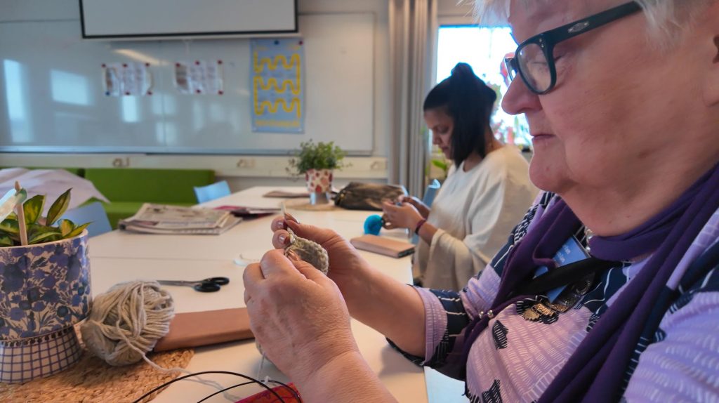 Vapaaehtoistoimintaa kohtaamispaikoissa – Att engagera sig med andra i gemensamma utrymmen – Engaging with others in communal settings (1/3)